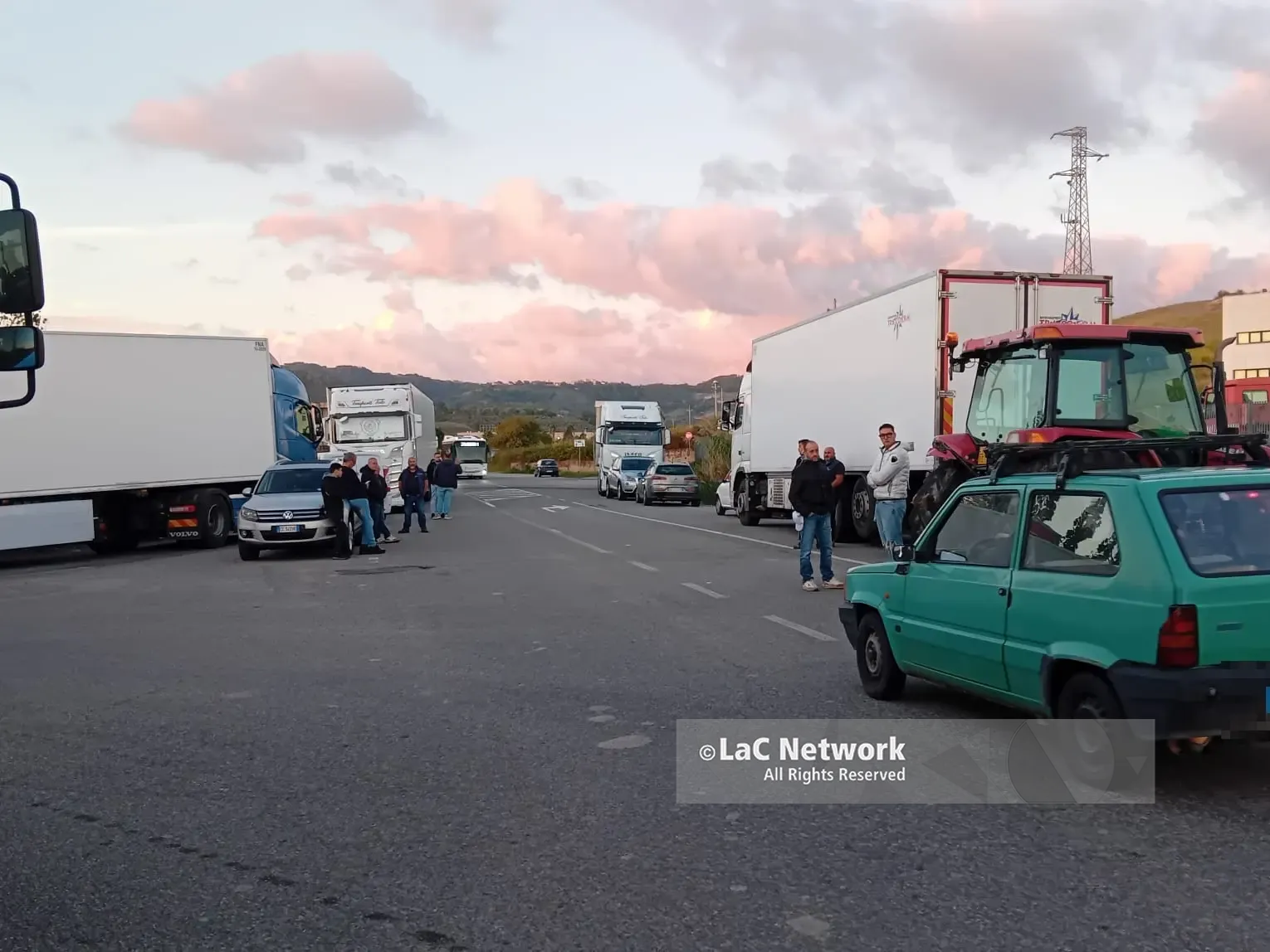 Anche a San Floro la protesta degli autotrasportatori: «Tardiva la convocazione al ministero il 27 ottobre, per noi 10 giorni sono vitali»