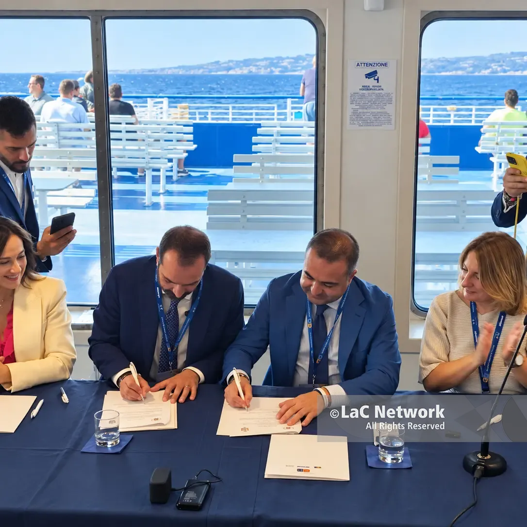 <p>L’integrazione tra Reggio e Messina parte dalle acque dello Stretto: siglato l’accordo. Cannizzaro: «Evento storico»</p>