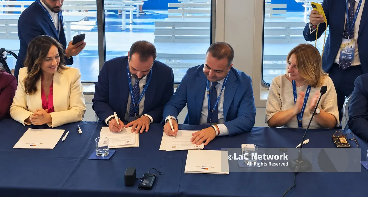 <p>L’integrazione tra Reggio e Messina parte dalle acque dello Stretto: siglato l’accordo per un’Agenzia unica per la mobilità</p>