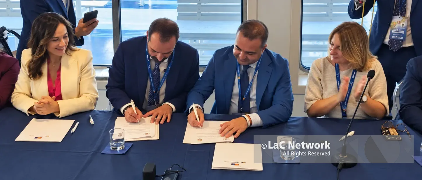 L’integrazione tra Reggio e Messina parte dalle acque dello Stretto: siglato l’accordo congiunto per un’Agenzia unica per la mobilità. Cannizzaro: «Evento storico»\n