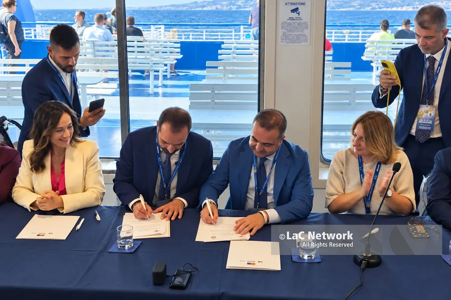 <p>L’integrazione tra Reggio e Messina parte dalle acque dello Stretto: siglato l’accordo. Cannizzaro: «Evento storico»</p>