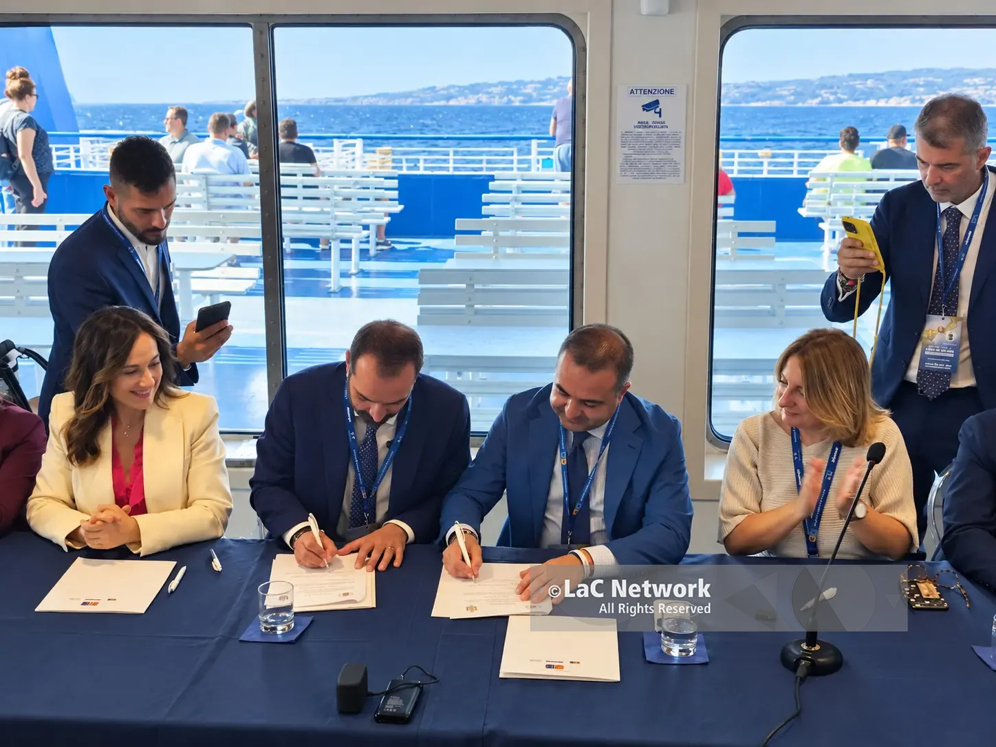 L’integrazione tra Reggio e Messina parte dalle acque dello Stretto: siglato l’accordo congiunto per un’Agenzia unica per la mobilità. Cannizzaro: «Evento storico»