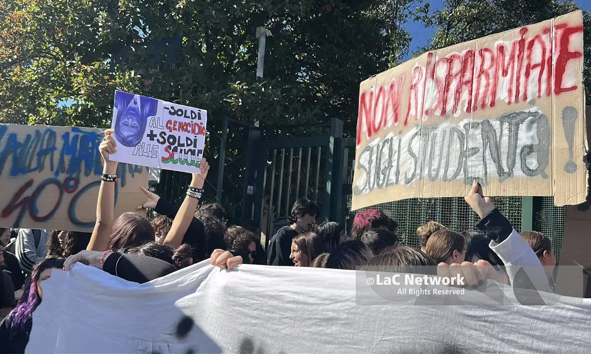 Da Cosenza a Corigliano Rossano, studenti in piazza per l’autunno caldo\u00A0delle scuole | FOTO -\u00A0VIDEO
