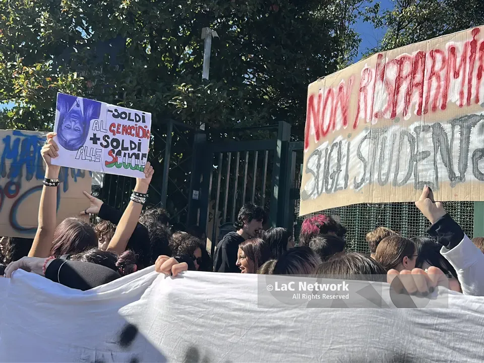 Da Cosenza a Corigliano Rossano, studenti in piazza per l’autunno caldo delle scuole | FOTO - VIDEO