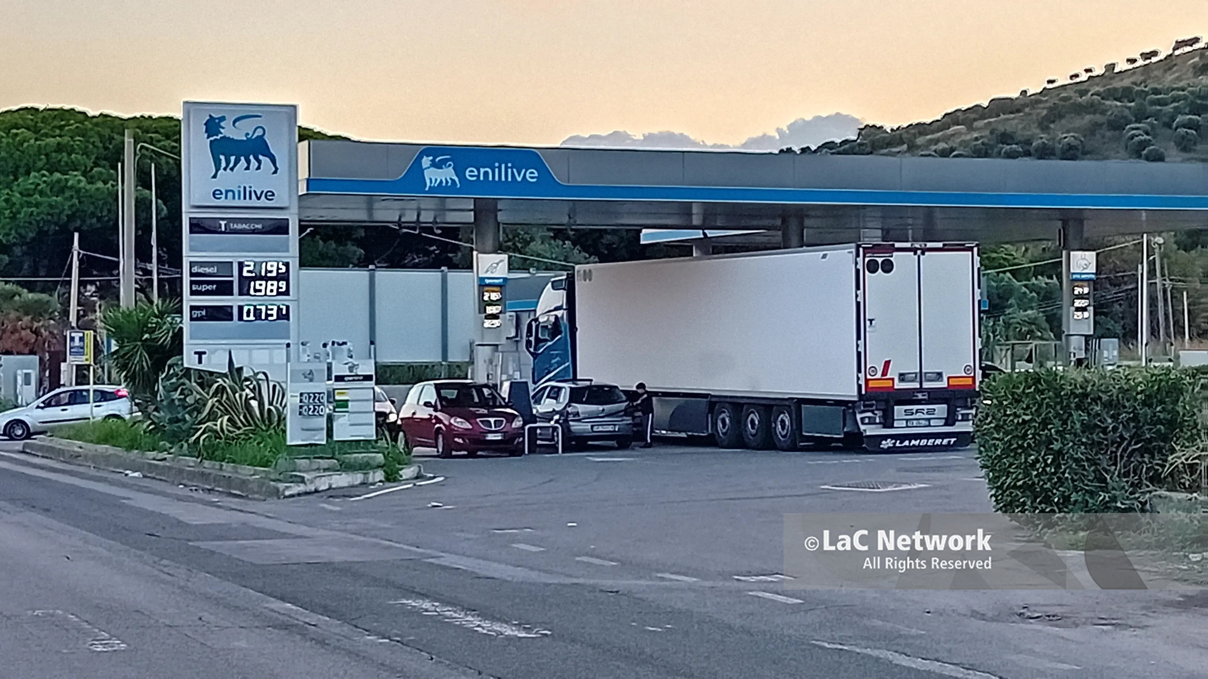 Benzina e diesel tornano (anche) in Calabria, si sblocca la crisi in Puglia: via i presidi alla raffineria Eni\n