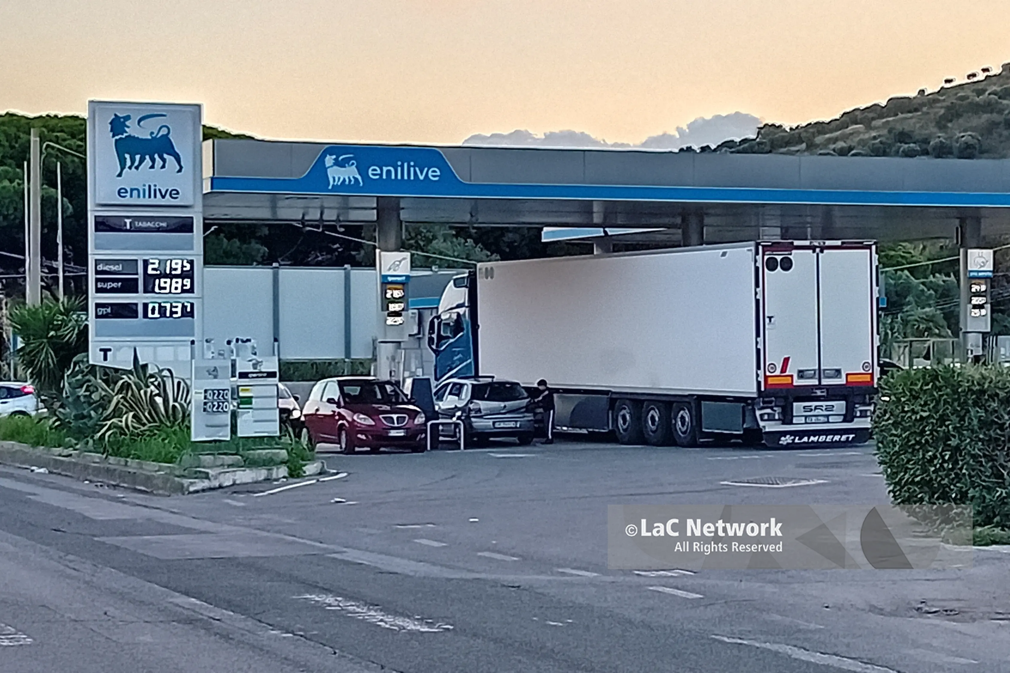<p>Benzina e diesel tornano (anche) in Calabria, si sblocca la crisi a Taranto: via i presidi alla raffineria Eni</p>