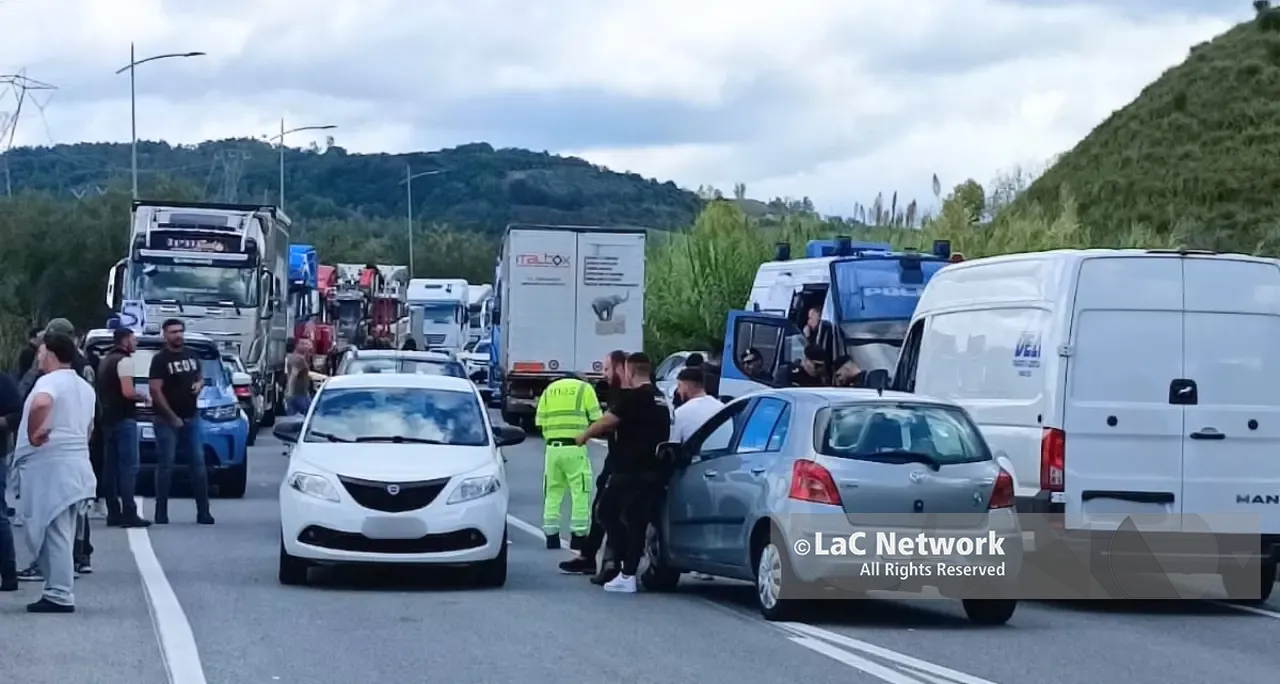 Protesta degli autotrasportatori, paura a Vazzano: un furgone forza il blocco e investe un manifestante poi trasportato in ospedale\n