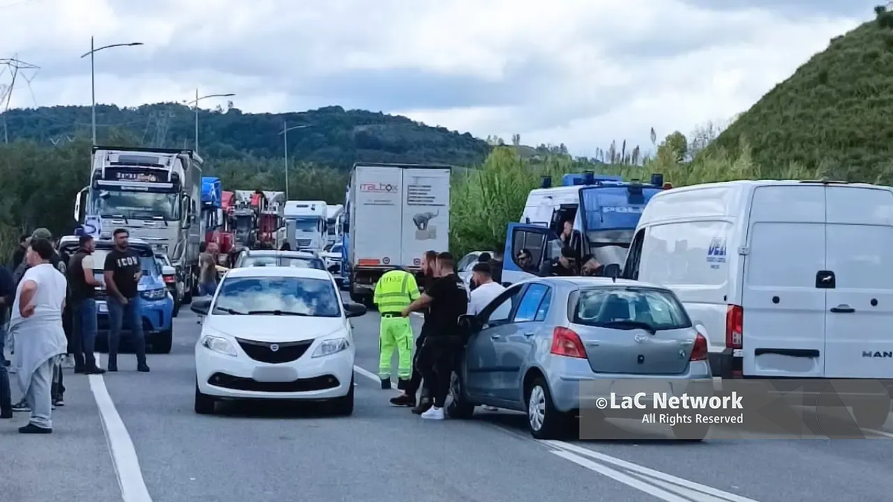 Protesta degli autotrasportatori, paura a Vazzano: un furgone forza il blocco e investe un manifestante poi trasportato in ospedale\n