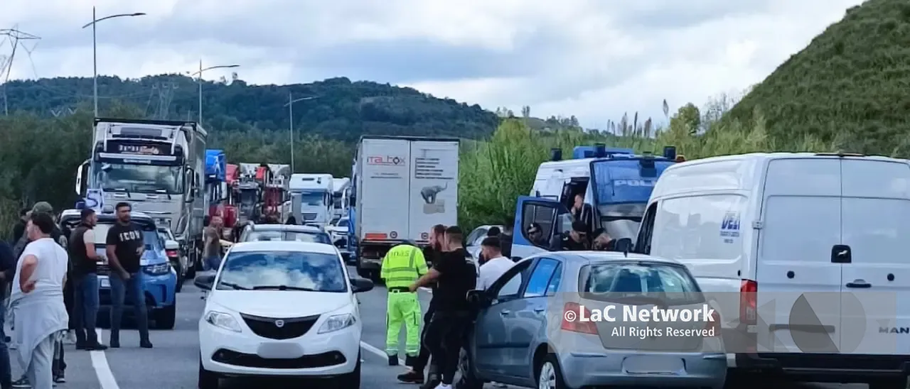 Protesta degli autotrasportatori, paura a Vazzano: un furgone forza il blocco e investe un manifestante poi trasportato in ospedale\n