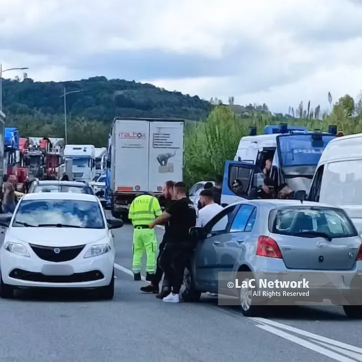 Protesta per il carovita, il Governo non convince i manifestanti vibonesi: fumata nera a Milano, i blocchi continuano: «Dobbiamo urlare più forte»\n