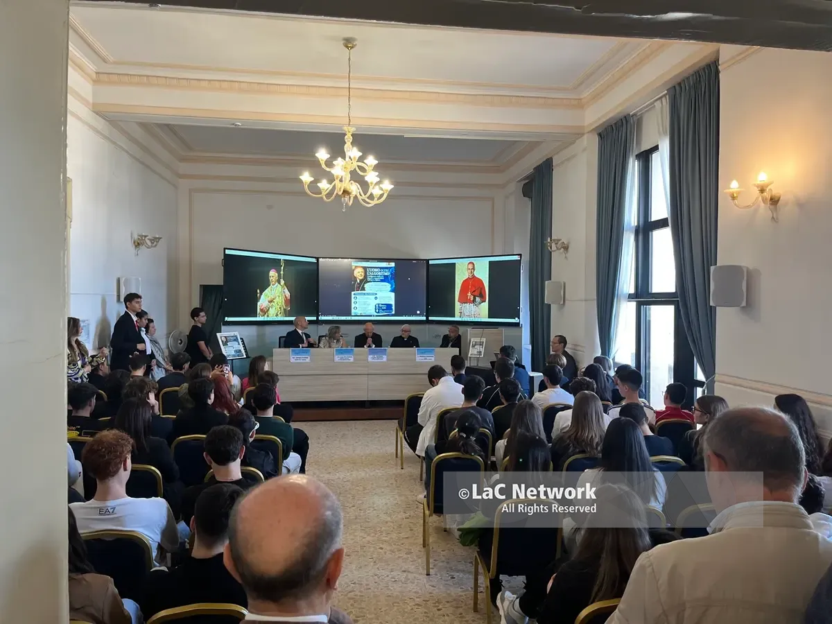 Usare l’intelligenza artificiale restando esseri pensanti dalla parte\u00A0del Bene, a Reggio il cardinale Bagnasco dialoga con gli studenti del Piria\n