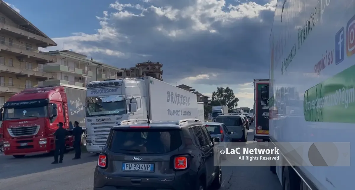 <p>Caro carburante, il grido di dolore degli autotrasportatori della Locride: «La nostra categoria sta morendo»</p>