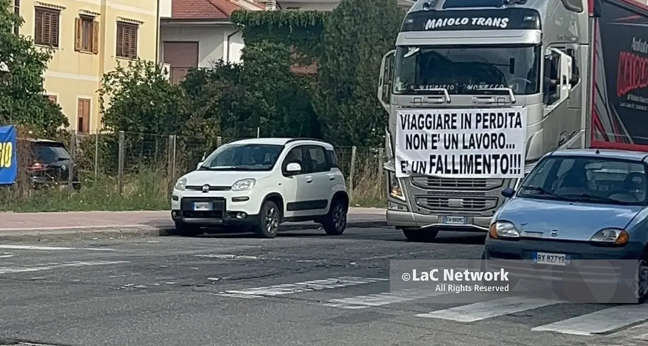 Tir in corteo a Siderno, la protesta degli autotrasportatori arriva nelle strade della città\n