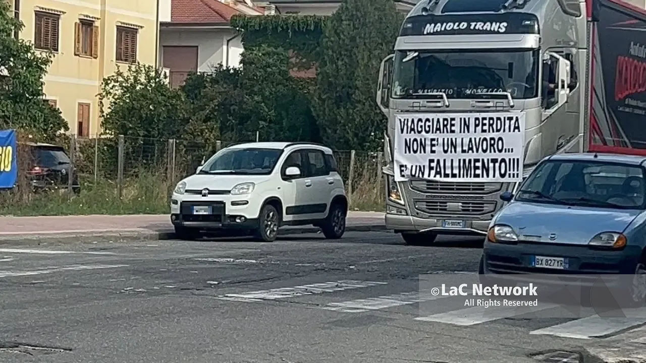Tir in corteo a Siderno, la protesta degli autotrasportatori arriva nelle strade della città\n