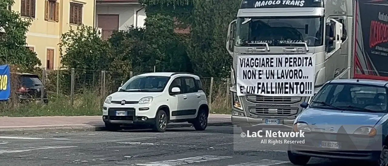 Tir in corteo a Siderno, la protesta degli autotrasportatori arriva nelle strade della città\n