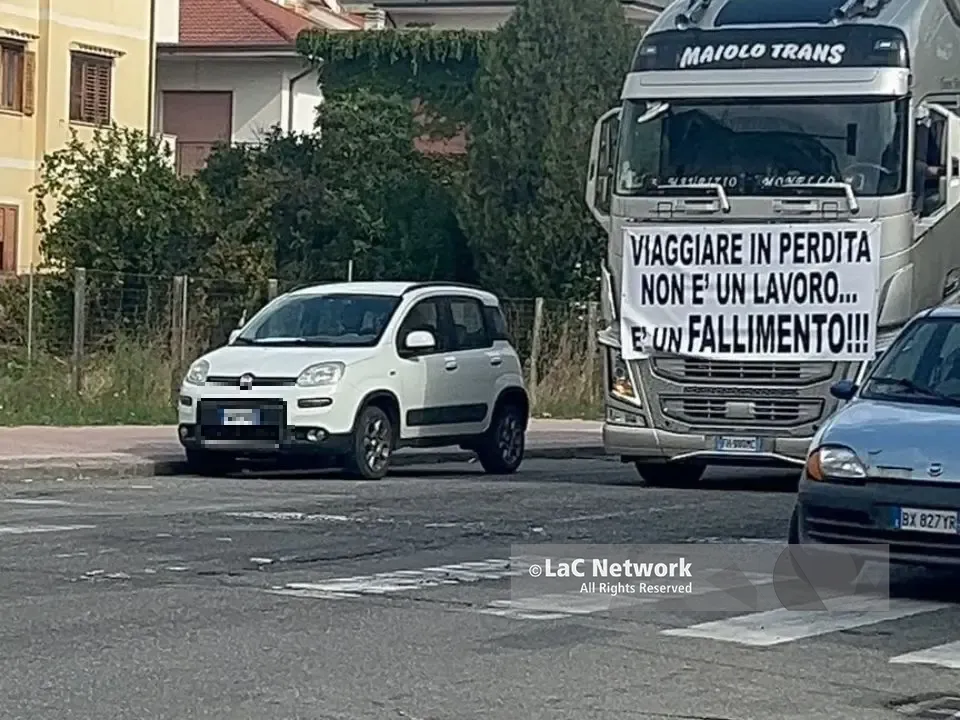 Tir in corteo a Siderno, la protesta degli autotrasportatori arriva nelle strade della città