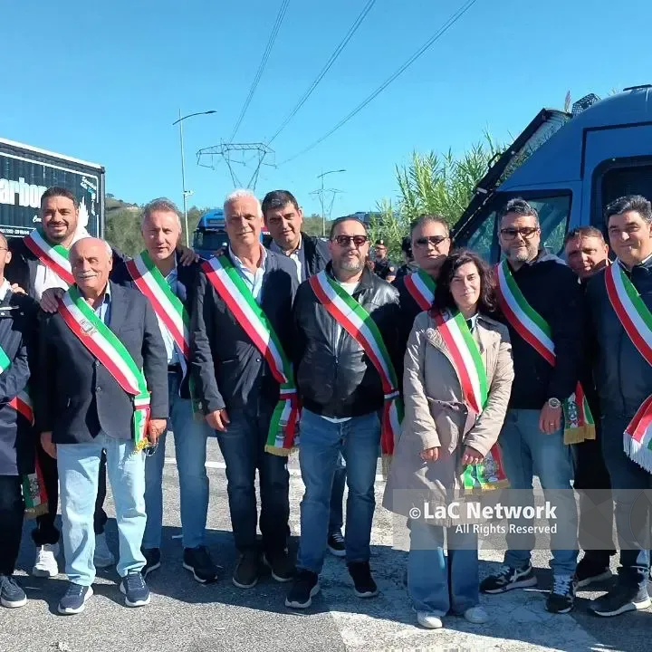 <p>La protesta dei trasportatori incassa il sostegno dei sindaci del Vibonese: «Non si giochi con la vita delle persone»</p>