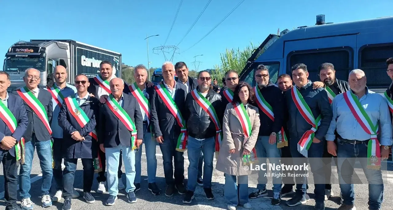 I sindaci del Vibonese al fianco dei trasportatori in lotta: «C’è chi gioca con la vita delle persone»\n
