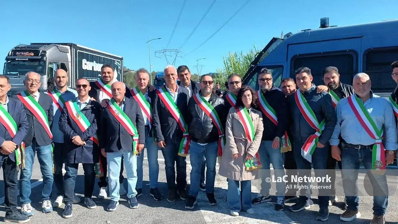 I sindaci del Vibonese al fianco dei trasportatori in lotta: «C’è chi gioca con la vita delle persone»\n
