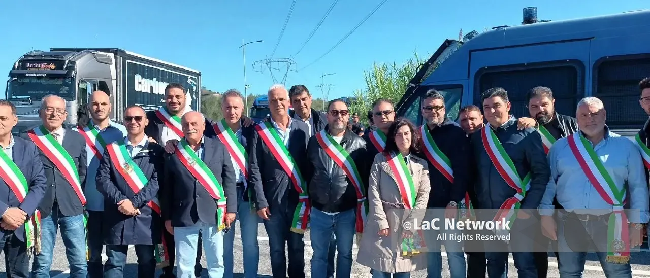 I sindaci del Vibonese al fianco dei trasportatori in lotta: «C’è chi gioca con la vita delle persone»\n