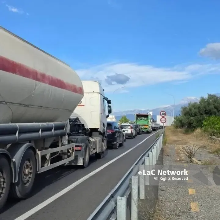 «Sale la tensione, le risposte siano immediate»: l’appello dei sindaci metropolitani Anci sul caro carburante\n