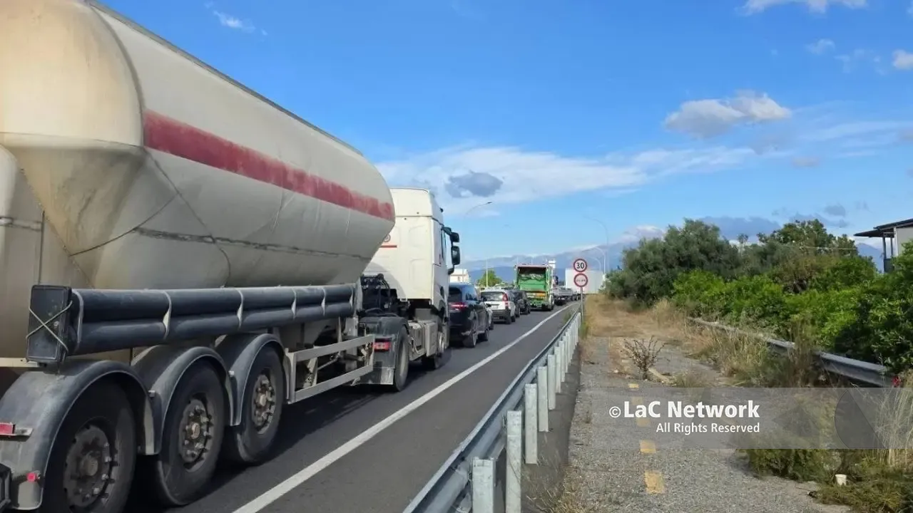 «Sale la tensione, le risposte siano immediate»: l’appello dei sindaci metropolitani Anci sul caro carburante\n
