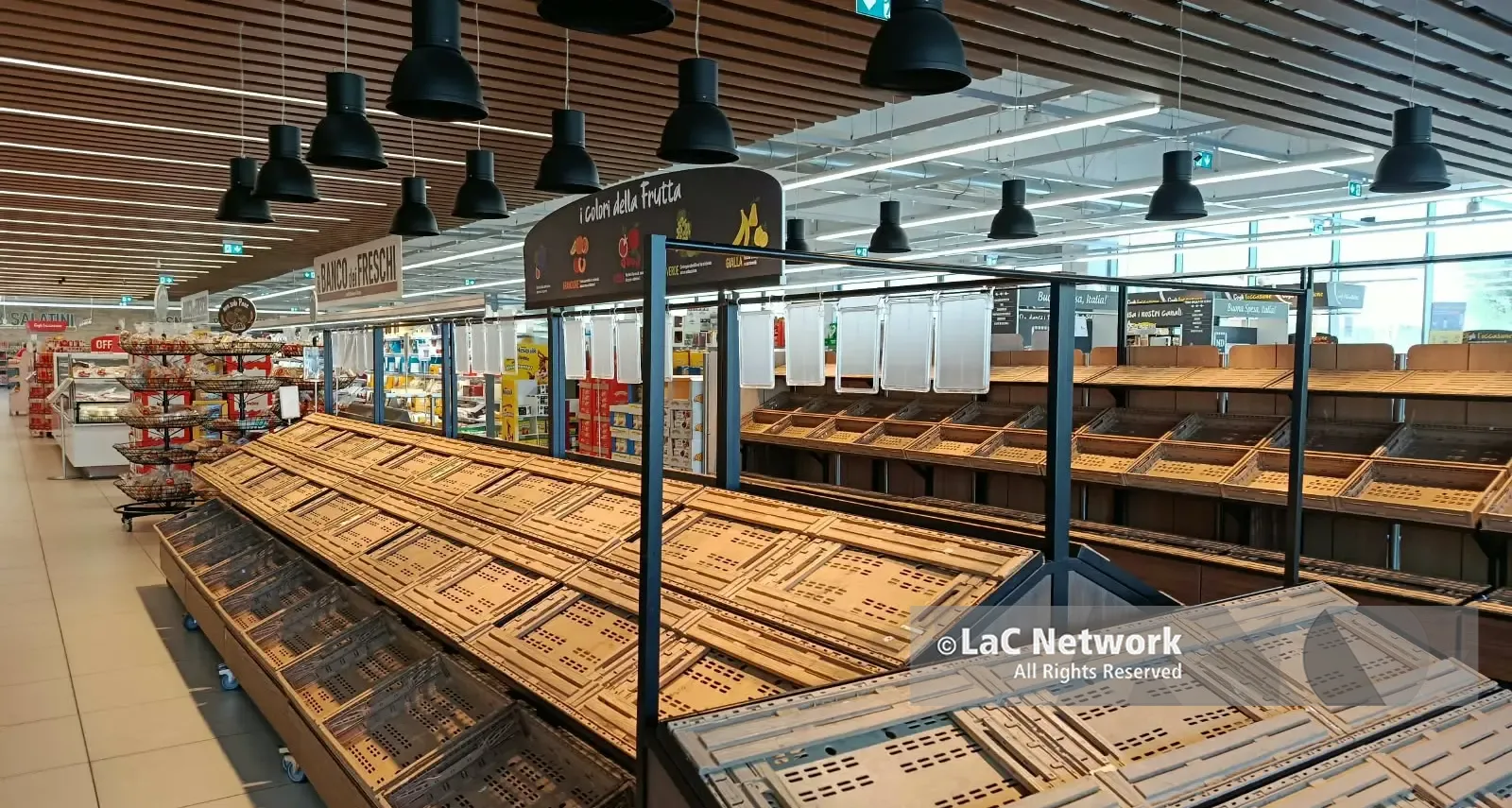 Tir fermi e supermercati di Vibo con gli scaffali vuoti, i\u00A0primi\u00A0prodotti\u00A0a scomparire sono frutta e verdura: gli effetti della protesta\n