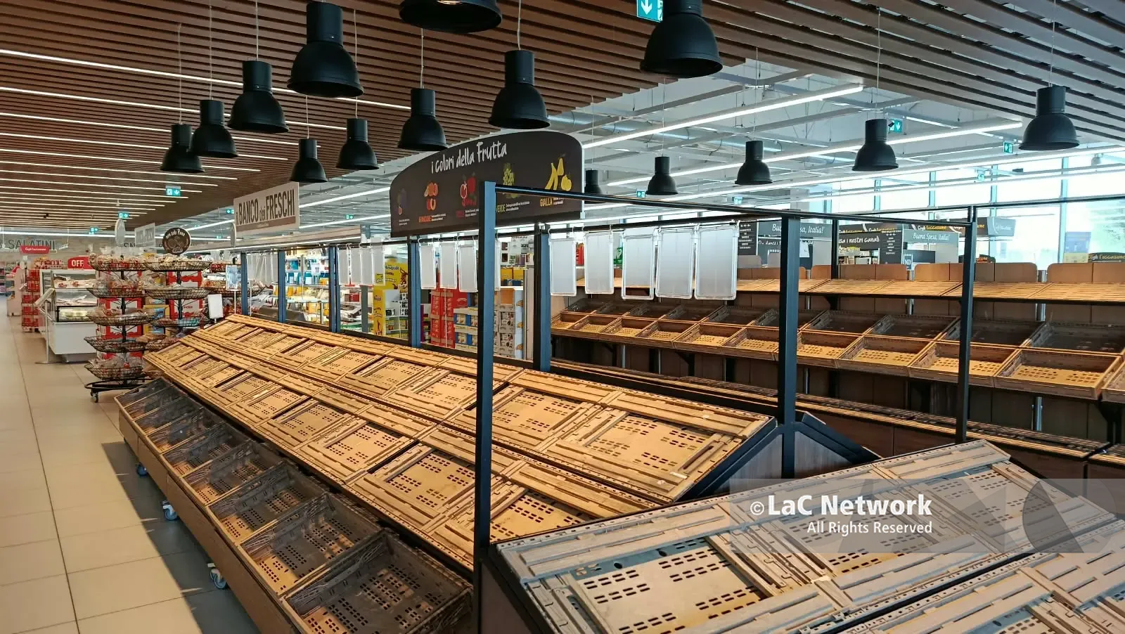 Tir fermi e supermercati di Vibo con gli scaffali vuoti, i\u00A0primi\u00A0prodotti\u00A0a scomparire sono frutta e verdura: gli effetti della protesta\n
