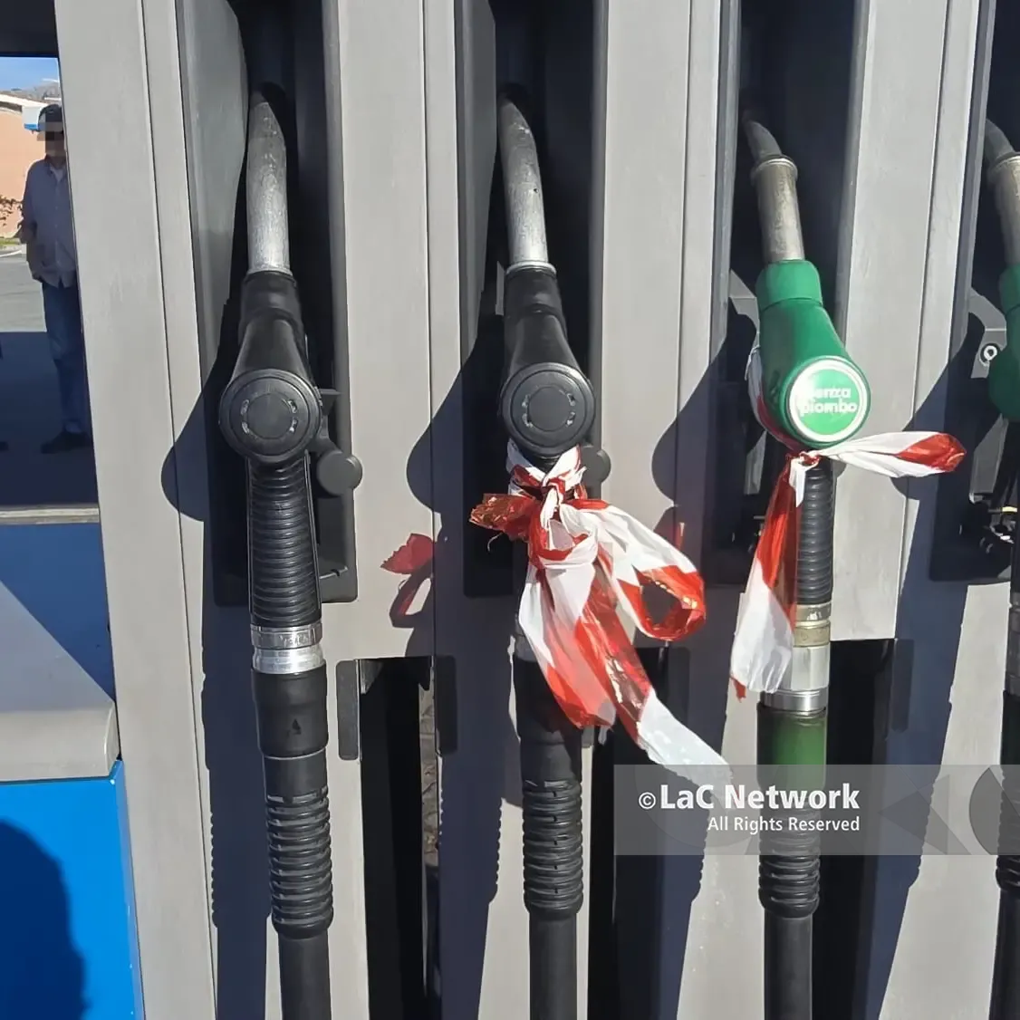 Riviera dei Cedri, distributori senza gasolio e scaffali vuoti: protesta al quarto giorno\n