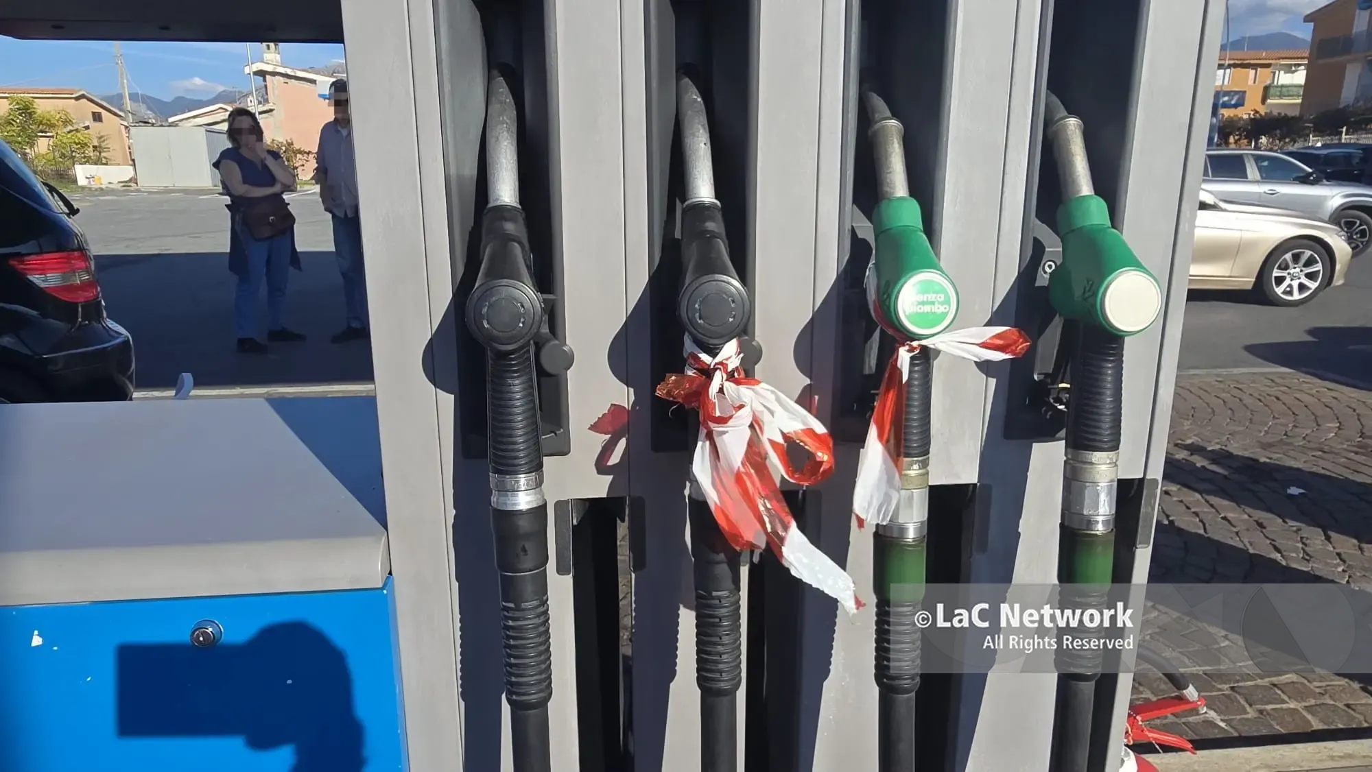 Riviera dei Cedri, distributori senza gasolio e scaffali vuoti: protesta al quarto giorno\n