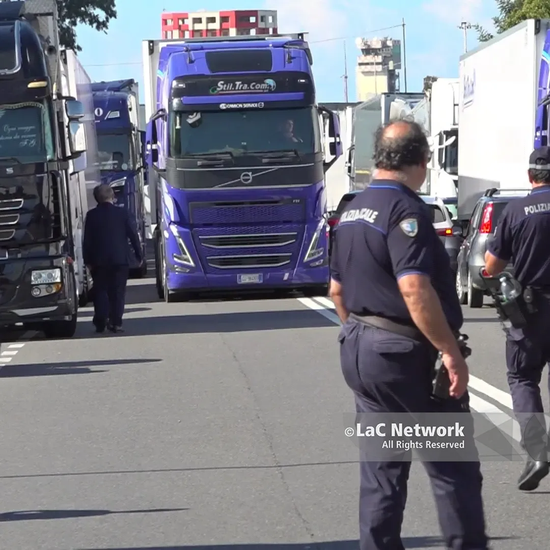 Milano, è il giorno\u00A0dell’incontro tra Salvini e gli autotrasportatori in protesta:\u00A0«Non abbiamo più liquidità, servono risposte immediate»\n