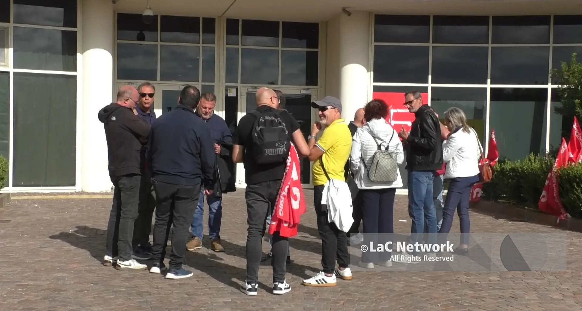 Bloccati i trasferimenti di infermieri e oss in Calabria: «Impossibile avvicinarci a casa, porto a casa metà dello stipendio»\n