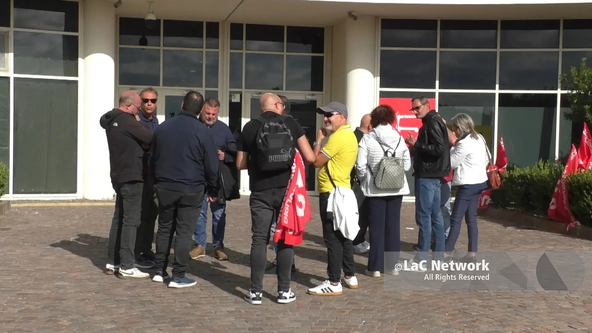 Bloccati i trasferimenti di infermieri e oss in Calabria: «Impossibile avvicinarci a casa, porto a casa metà dello stipendio»\n