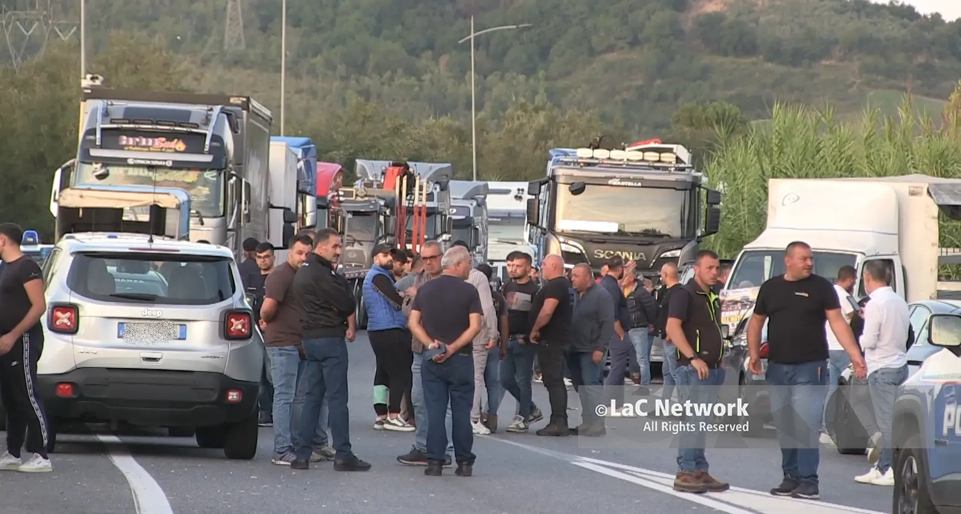 Carovita, al presidio di Vazzano nessuno vuole arrendersi: «Non abbiamo scelta, il blocco deve continuare. È una questione di sopravvivenza»\n