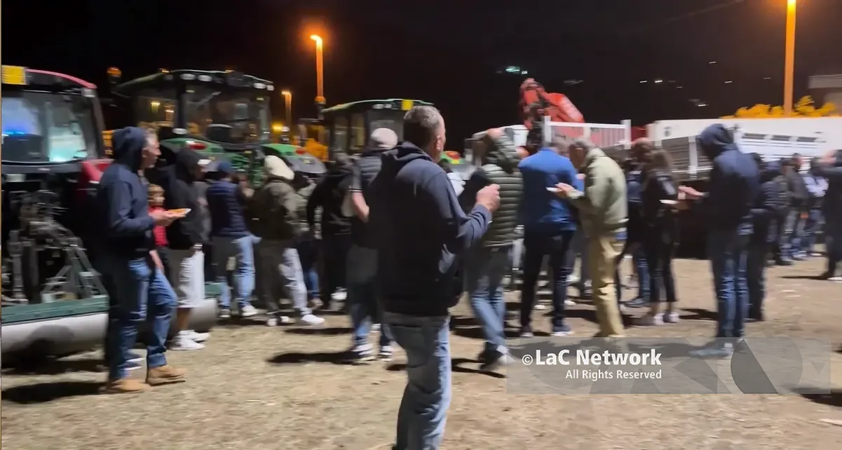 Falerna, agricoltori e autotrasportatori non si fermano e allungano la protesta fino al 27 ottobre: «Abbiamo chiuso le aziende»\n
