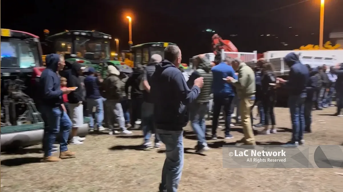Falerna, agricoltori e autotrasportatori non si fermano e allungano la protesta fino al 27 ottobre: «Abbiamo chiuso le aziende»\n