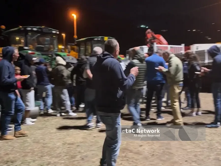 Falerna, agricoltori e autotrasportatori non si fermano e allungano la protesta fino al 27 ottobre: «Abbiamo chiuso le aziende»