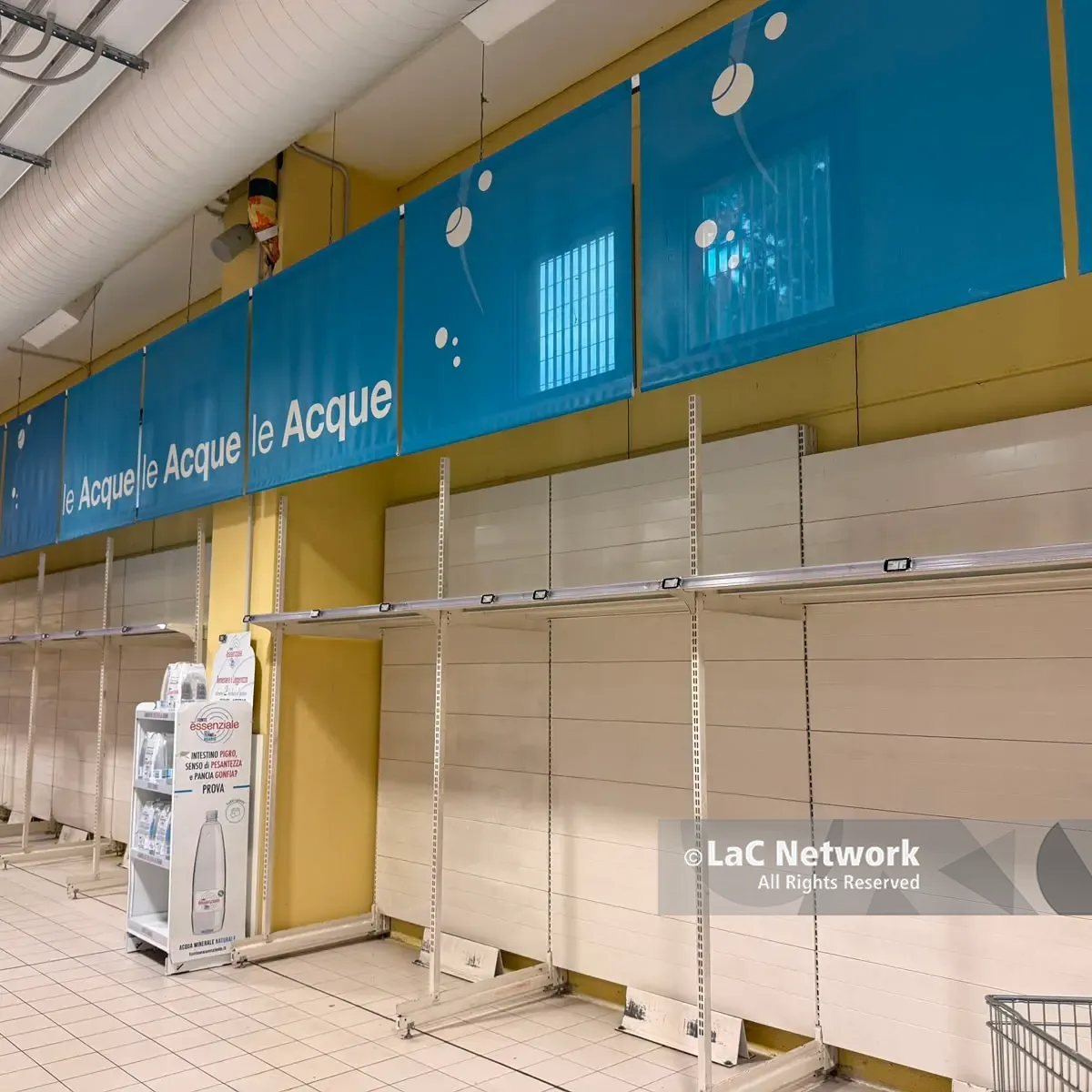 Acqua introvabile anche a Cosenza e Rende. La protesta comincia a incidere sulle scorte dei supermercati\n