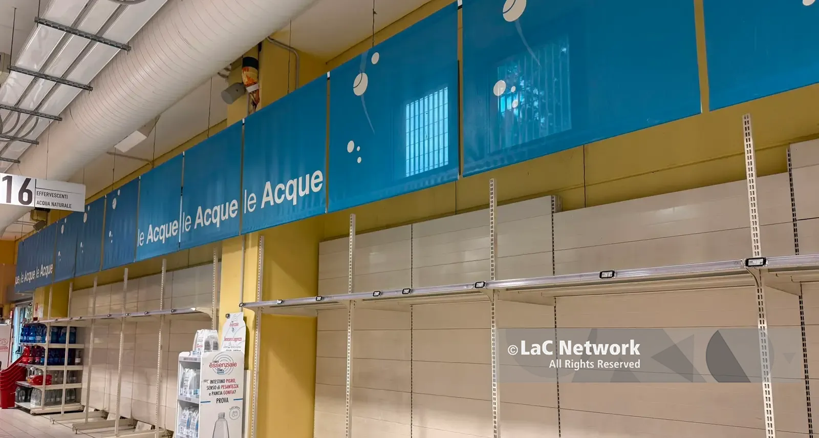 Acqua introvabile anche a Cosenza e Rende. La protesta comincia a incidere sulle scorte dei supermercati\n