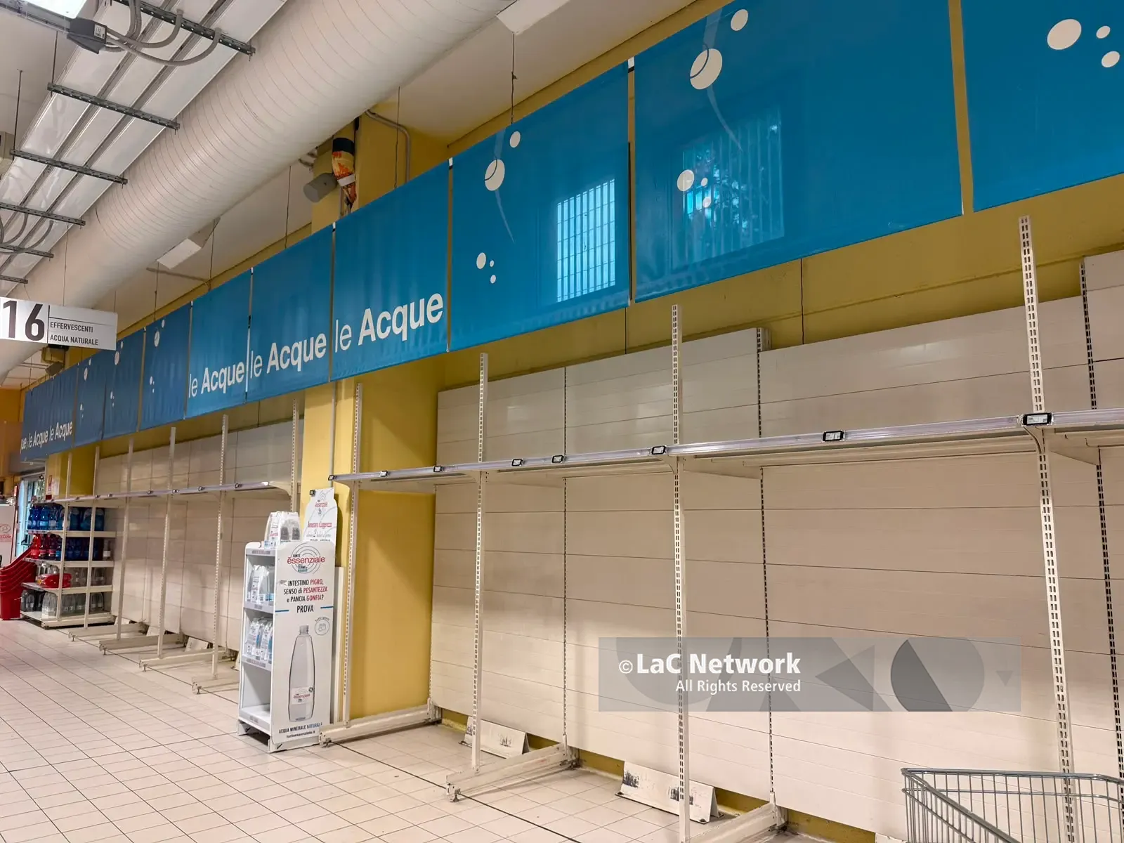 Acqua introvabile anche a Cosenza e Rende. La protesta comincia a incidere sulle scorte dei supermercati\n