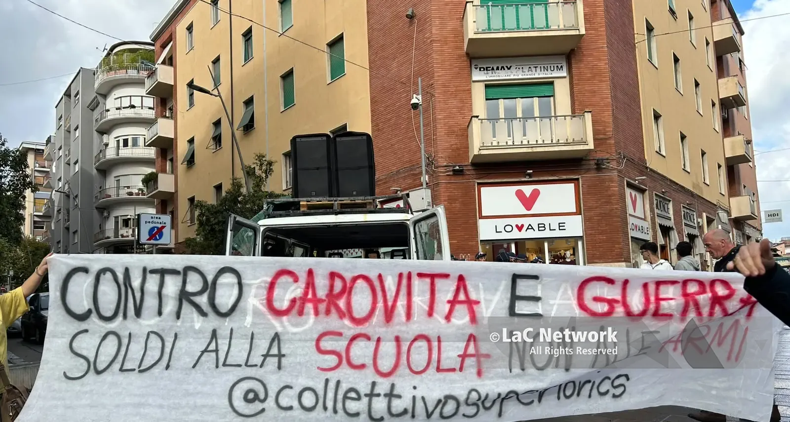Cosenza, via all’imponente corteo studentesco: «Chi non salta la Meloni è» –\u00A0FOTO\n\n\n