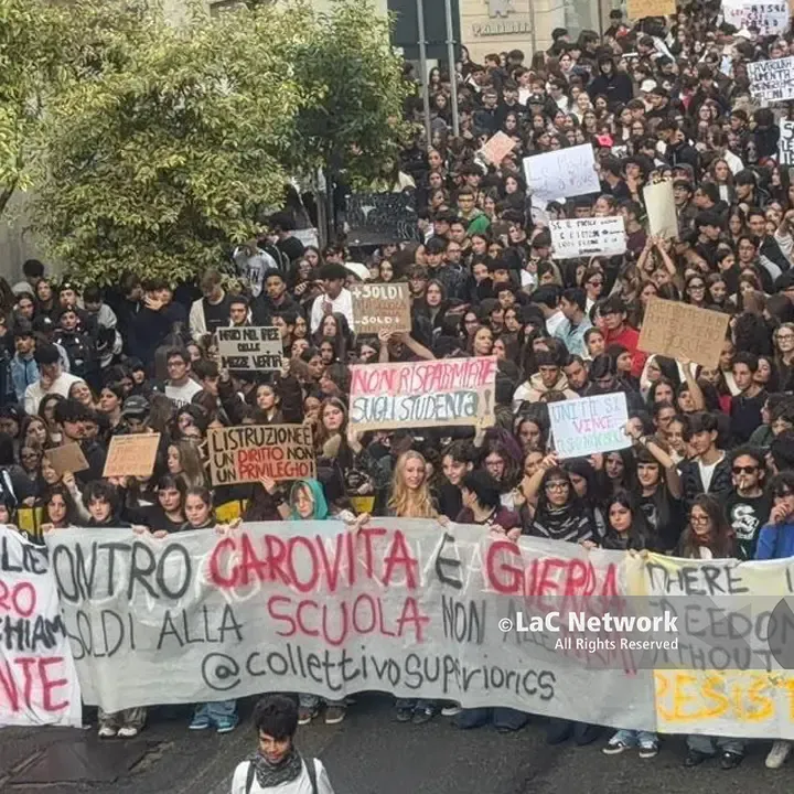 Cosenza, via all’imponente corteo studentesco: «Chi non salta la Meloni è» | VIDEO –\u00A0FOTO