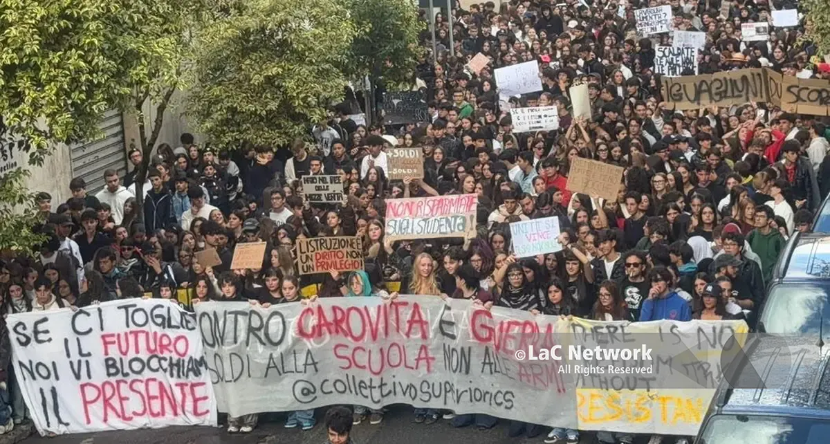 Cosenza, via all’imponente corteo studentesco: «Chi non salta la Meloni è» –\u00A0FOTO\n\n\n