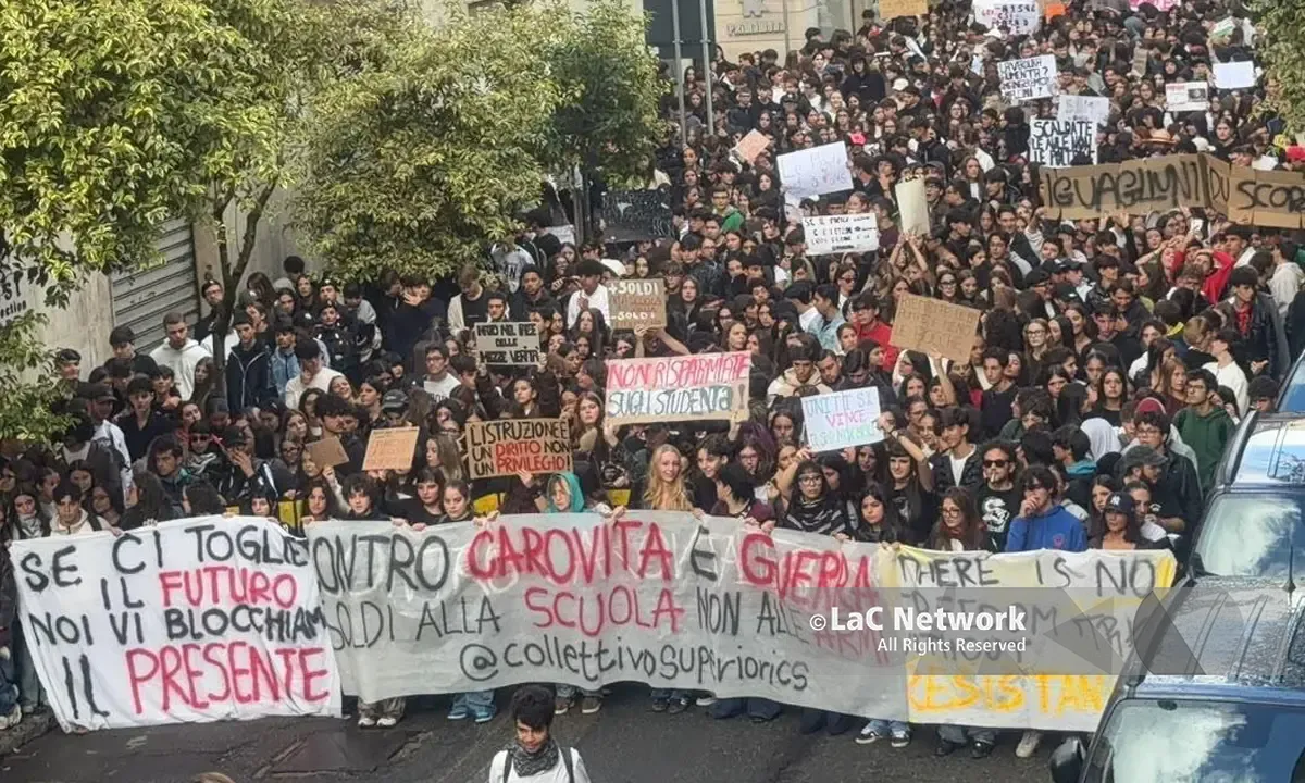 Cosenza, via all’imponente corteo studentesco: «Chi non salta la Meloni è» | VIDEO –\u00A0FOTO