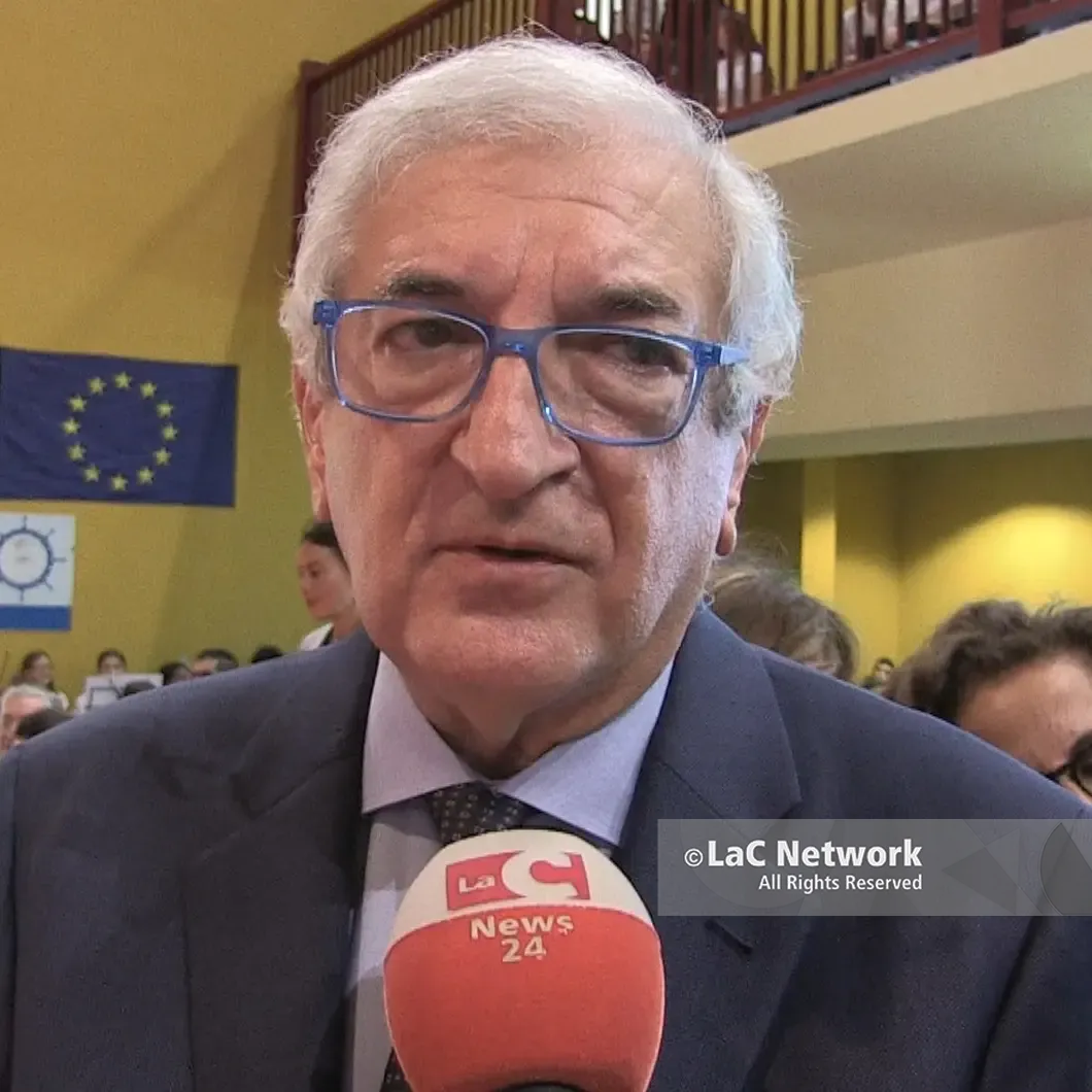 <p>Il ministro Foti al Nautico di Pizzo per il “battesimo del mare”: «Dal Pnrr 900mila euro per 13 progetti dell’Istituto»</p>