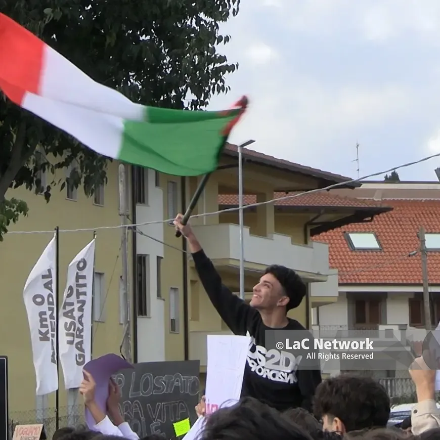 “I prezzi alle stelle, le scuole alle stalle”: un migliaio di studenti da Vibo al presidio di Sant’Onofrio, le voci di una protesta pacifica che non vuole morire\n