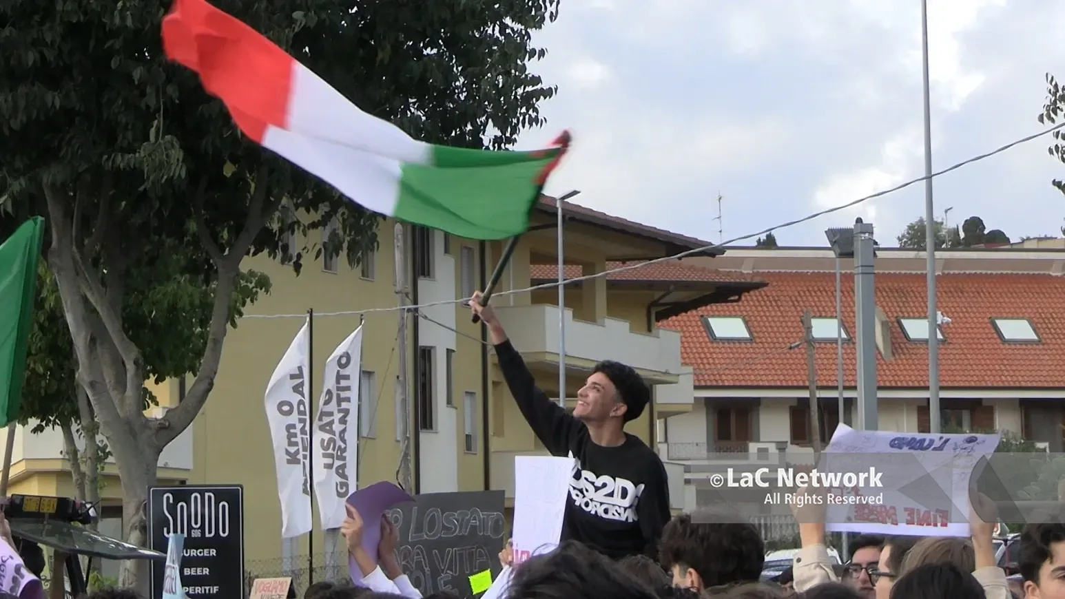 <p>La manifestazione degli studenti di Vibo Valentia</p>\\n