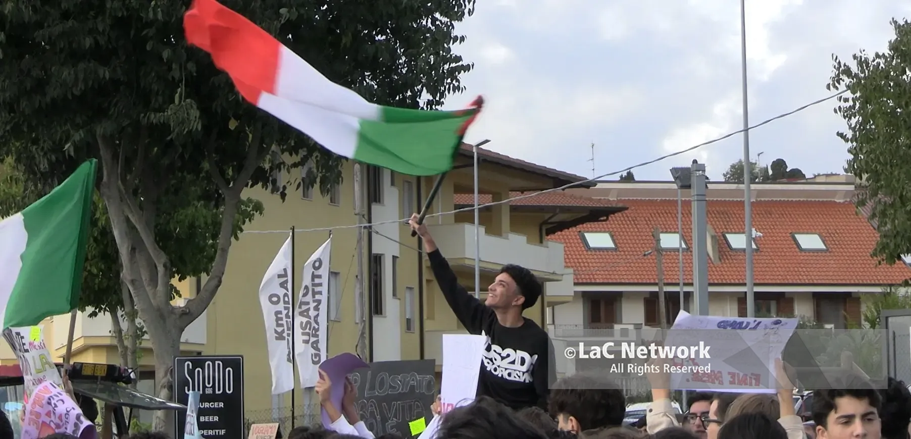 “I prezzi alle stelle, le scuole alle stalle”: un migliaio di studenti da Vibo al presidio di Sant’Onofrio, le voci di una protesta pacifica che non vuole morire\n