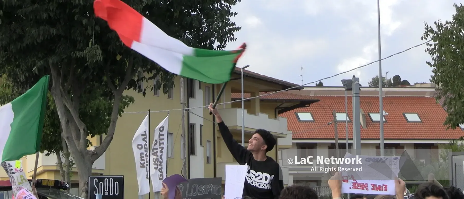 “I prezzi alle stelle, le scuole alle stalle”: un migliaio di studenti da Vibo al presidio di Sant’Onofrio, le voci di una protesta pacifica che non vuole morire\n