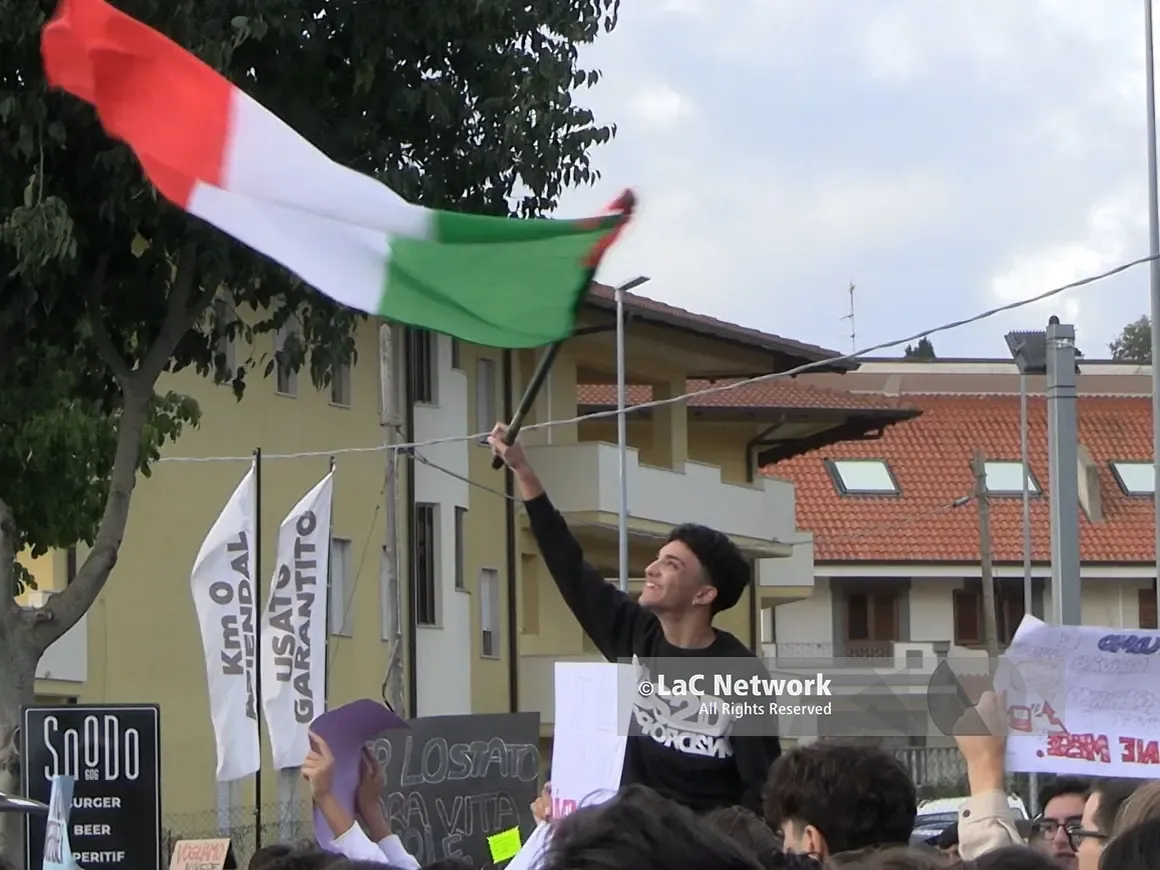 “I prezzi alle stelle, le scuole alle stalle”: un migliaio di studenti da Vibo al presidio di Sant’Onofrio, le voci di una protesta pacifica che non vuole morire